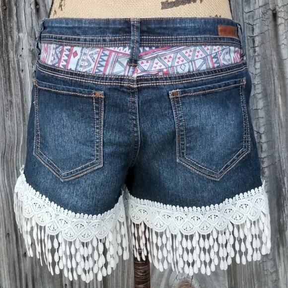 Fringe Trim Shorts Stretch Denim LEI Low Rise Ashley Size 9 Lace Crochet Boho - Picture 3 of 8